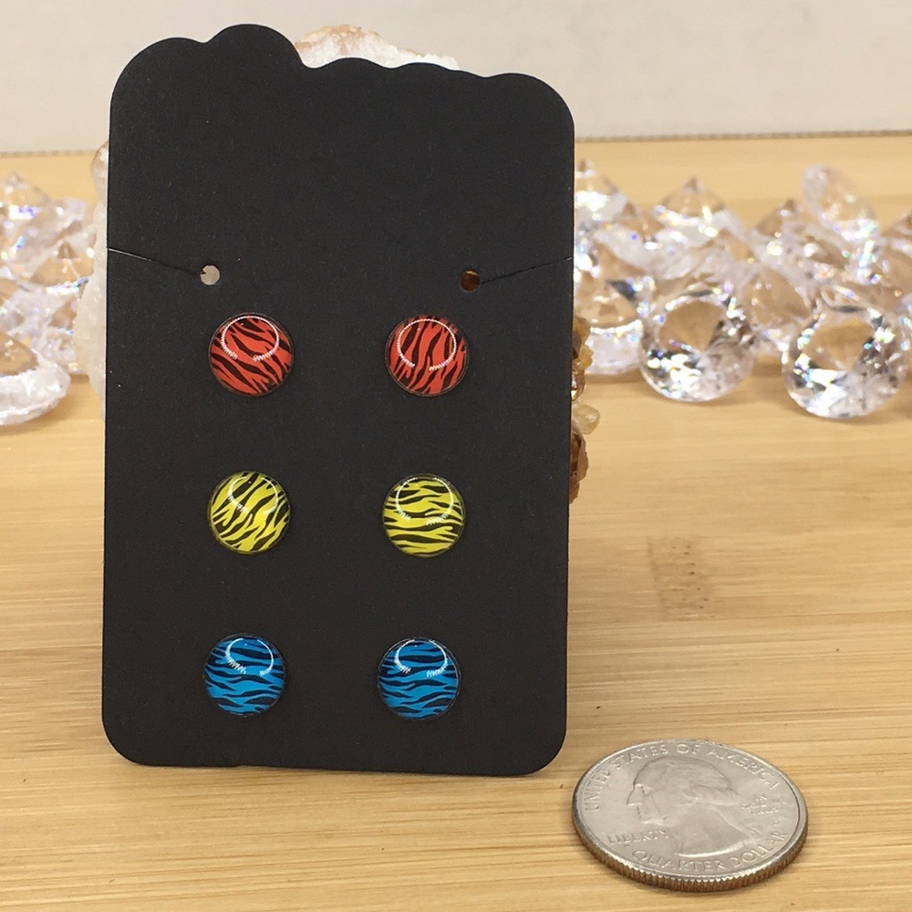 3 Pairs of Stud Earrings - Picture 3 of 7
